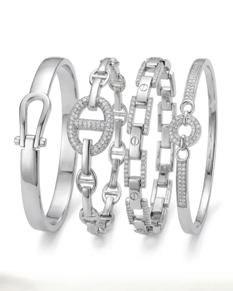 Conjunto de braceletes prateados com zircônias