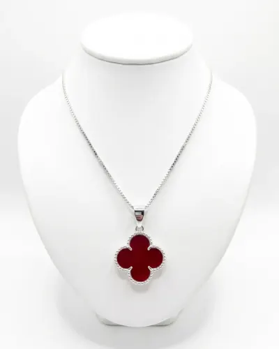 Colar de prata com pingente trevo vermelho