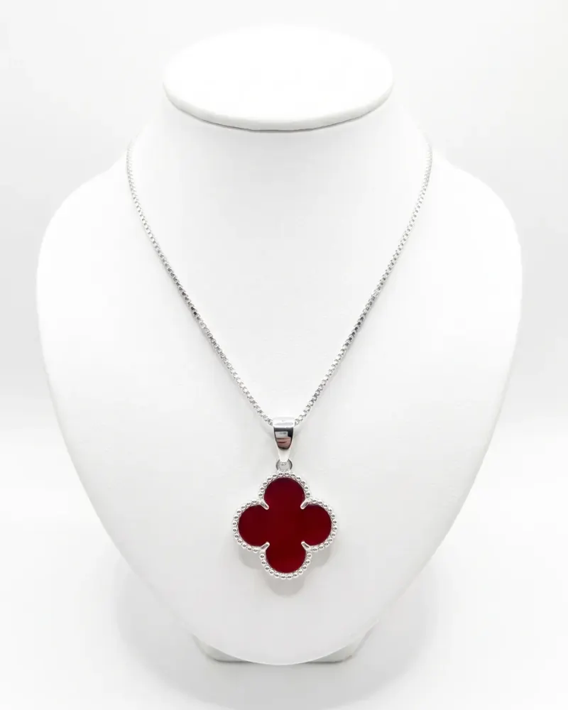 Colar de prata com pingente trevo vermelho