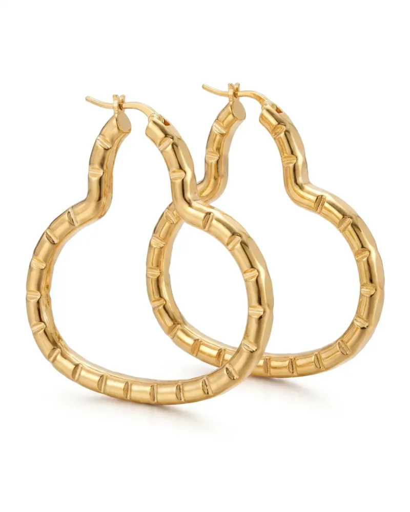 Brinco argola formato coração dourado