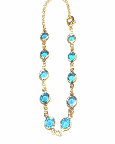 Pulseira dourada com pedras azuis