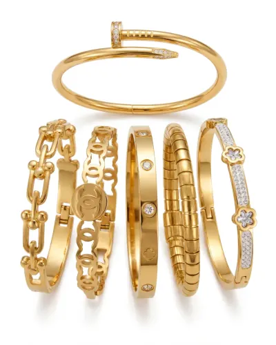 Conjunto de braceletes dourados variados