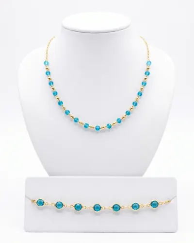 Colar e pulseira dourados com pedras azuis