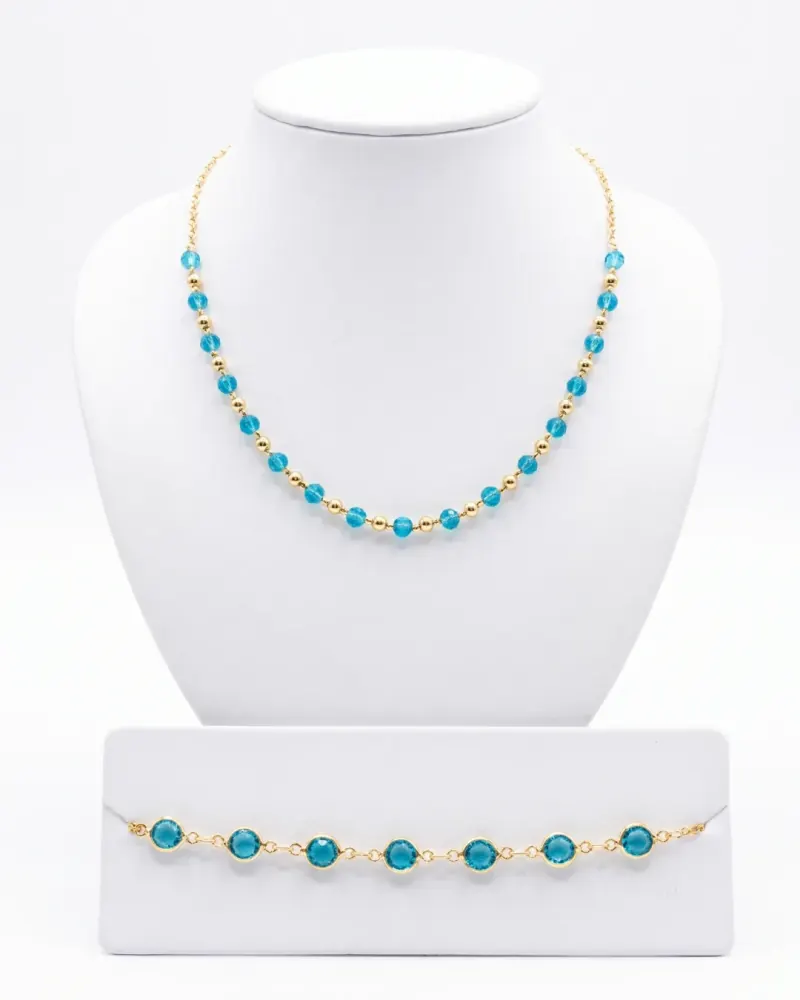 Colar e pulseira dourados com pedras azuis